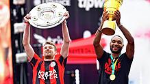 Leverkusens Torhüter Lukas Hradecky (links) und Leverkusens Jonathan Tah präsentieren bei der Meisterfeier in der BayArena die ...