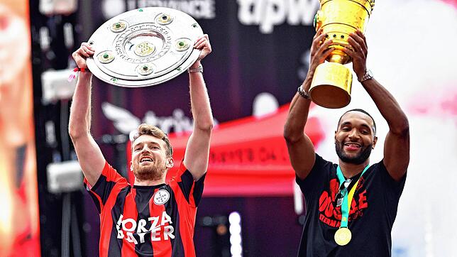 Leverkusens Torhüter Lukas Hradecky (links) und Leverkusens Jonathan Tah präsentieren bei der Meisterfeier in der BayArena die ...