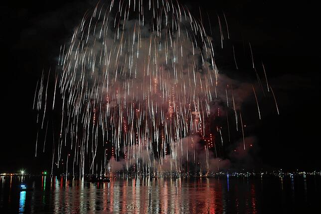 Bild 30: Konstanzer Seenachtfest 2024 - Jetzt knallt's! Das Feuerwerk am Bodensee bringt Zuschauer zum Staunen