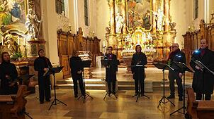 Das Vokalensemble schola8 in der Kirche St. Peter und Paul in Hilzingen. Bild: Elmar Veeser