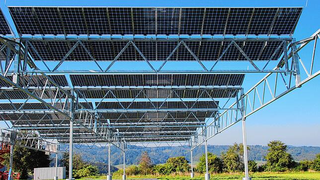 Diese Agrophotovoltaikanlage entstand als Pilotprojekt bereits 2016 in Heggelbach und macht eine Nutzung des Bodens möglich. Die ...