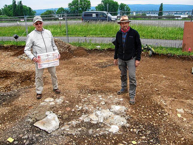 Kreisarchäologe Jürgen Hald (rechts) und der Allensbacher Heimatforscher Stefan Egenhofer stehen vor Resten des Steinfundaments des ...