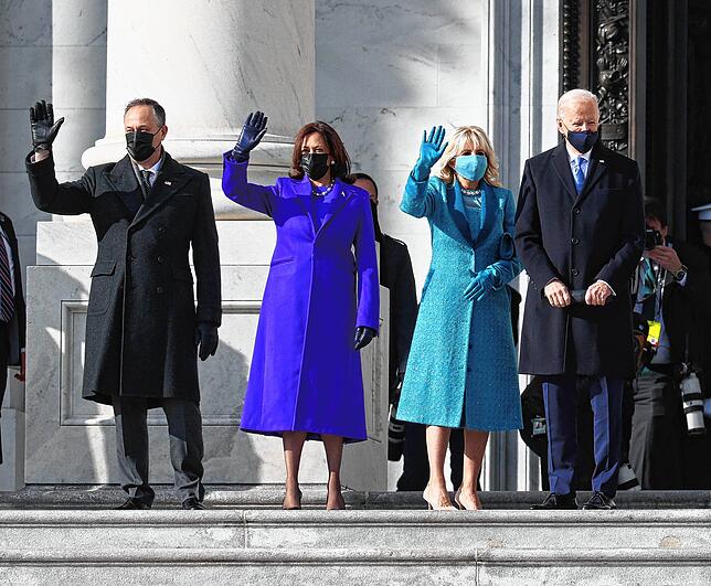 Joe Biden (rechts) und Kamala Harris (Zweite von links) bei ihrer Ankunft am Kapitol.