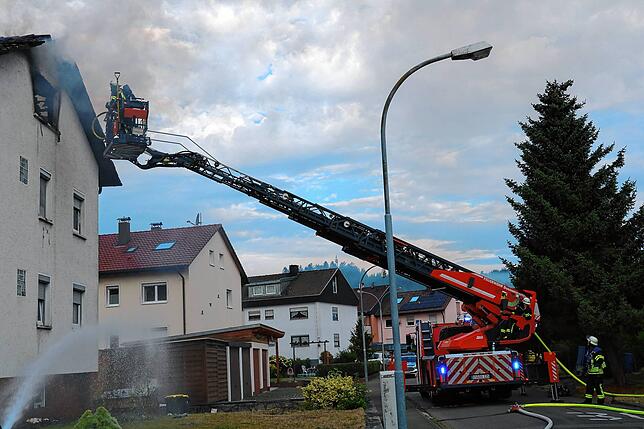 Die Feuerwehr Bräunlingen bekämpft am Mittwochmorgen einen Gebäudebrand in einem Wohngebäude Ecke Dießenhoferstraße/ Gießnaustraße. Der ...