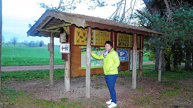 Obwohl beim Wanderparkplatz in Bachheim der Hinweis auf die Toilette in der Drei-Schluchten-Halle zeigt, ist die Schlucht voller Müll ...