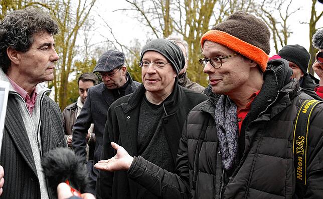 Bei einem Ortstermin im März 2018 trafen sie aufeinander: Investor Hans-Jürg Buff (links) im Gespräch mit Patrick Pfeiffer vom Verein ...