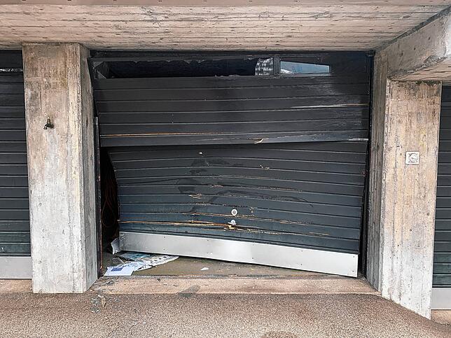 Der 19-Jährige beschädigte mit dem entwendeten Auto ein Garagentor.