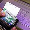 Die Bankkarte in der Hand, der Pin ist auf einem Zettel notiert. So machen es Kunden den Betrügern leicht, an Geld zu kommen.