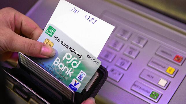 Die Bankkarte in der Hand, der Pin ist auf einem Zettel notiert. So machen es Kunden den Betrügern leicht, an Geld zu kommen.