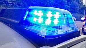 Ein Polizeiauto mit eingeschaltetem Blaulicht. (Symbolbild) Nach einem riskanten Überholmanöver kracht es auf der B314 bei Stühlingen.