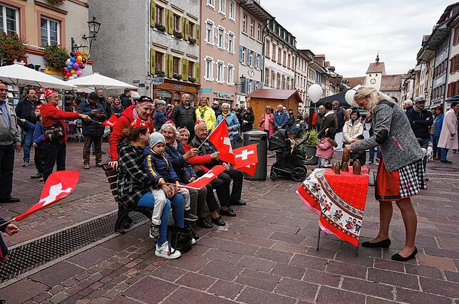 Buntes Leben in der Kaiserstraße: Den Besuchern des Sonntagsverkaufs mit Herbstmarkt ist in Waldshut in und vor den Geschäften viel ...