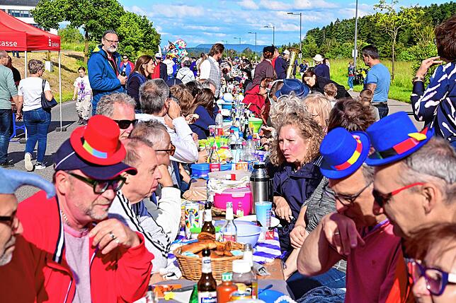 Bild 24: Tausende feiern an der Langen Tafel bei Schnittchen und Fleischbällchen