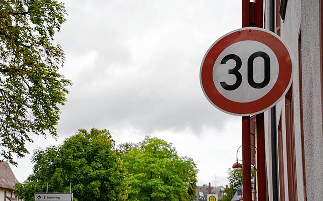Wenn die Maßnahmen umgesetzt werden, muss die Stadt noch zahlreiche Tempo 30 Schilder aufstellen, wie hier im Ring.