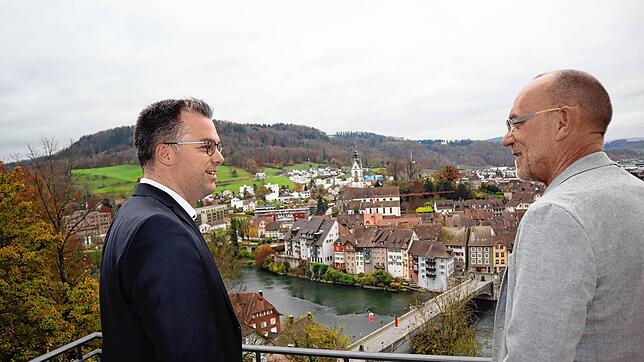 Bürgermeister Ulrich Krieger beim Wahlkampf-Interview mit SÜDKURIER-Redakteur Markus Vonberg.