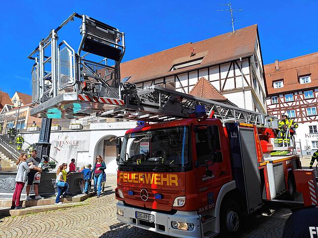 Das Drehleiterfahrzeug der Feuerwehr muss erst noch umsetzen, um Hilfe leisten zu können.