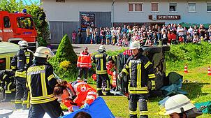Vor einer beeindruckenden Zuschauerkulisse, nicht verwunderlich bei dem herrlichen Frühsommerwetter, präsentieren bei einer gemeinsamen ...