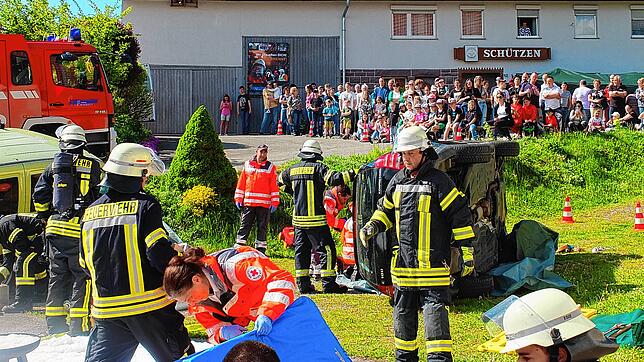 Vor einer beeindruckenden Zuschauerkulisse, nicht verwunderlich bei dem herrlichen Frühsommerwetter, präsentieren bei einer gemeinsamen ...