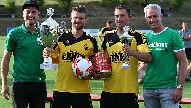 Sie behalten den Waldhaus-Cup: Kapitän Samuel Kaiser (Zweiter von links) und Teamkollege Stefan Zanotti freuten sich über Turnierpreise ...