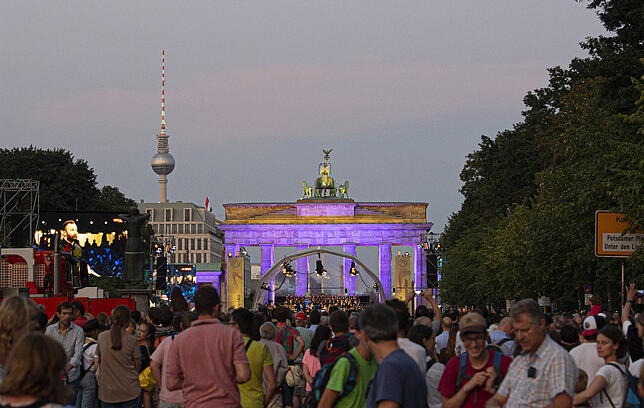 35000 Menschen verfolgten auf der Straße des 17. Juni das Konzert der Berliner Philharmoniker unter der Leitung des neuen ...