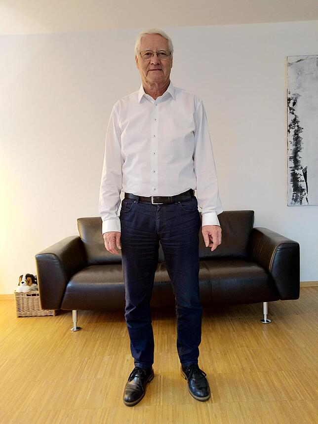 Bild 1: Wir zeigen in vielen Bildern, wie sich der Häfler Berthold Erich Schwarz Schritt für Schritt in den Nikolaus verwandelt