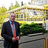 Schulleiter Thomas Adam vor einem Gebäude der Gschwister-Schull-Schule. Zwei Klassen befinden sich seit Mittwoch in Quarantäne.