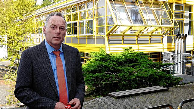 Schulleiter Thomas Adam vor einem Gebäude der Gschwister-Schull-Schule. Zwei Klassen befinden sich seit Mittwoch in Quarantäne.