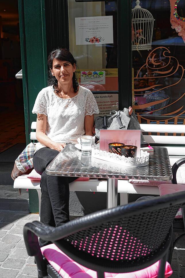 Sarah Bislin sitzt in der „Art of Cake Factory“ im Zentrum von St. Gallen und genießt ihren ersten Kaffee auf einer Terrasse ...