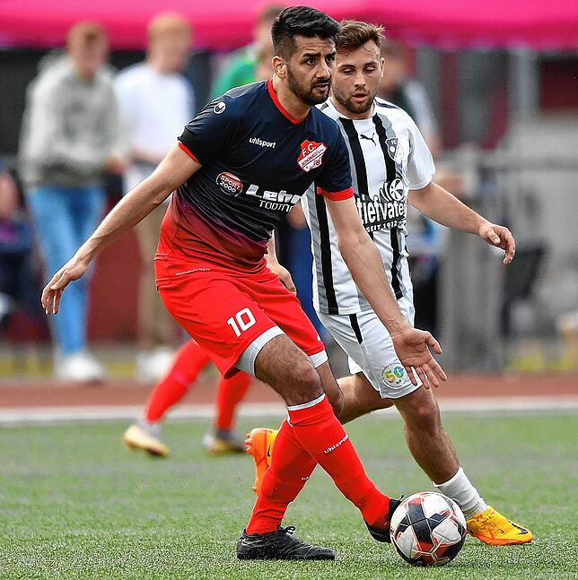 Doppelfunktion: Routinier Ismail Demirci (vorn) ist beim FC Schönau als spielender Trainer und Ideengeber im Mittelfeld gefragt.