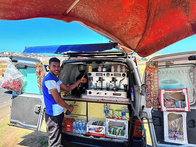 Kaffeestop an einem mobilen Verkaufsstand in Marokko.