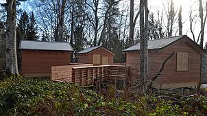 Die drei Stelzenhäuser des Wildniscamps beim Naturfreundehaus in Häusern bieten Gelegenheit zum Übernachten. Bild: Christiane Sahli