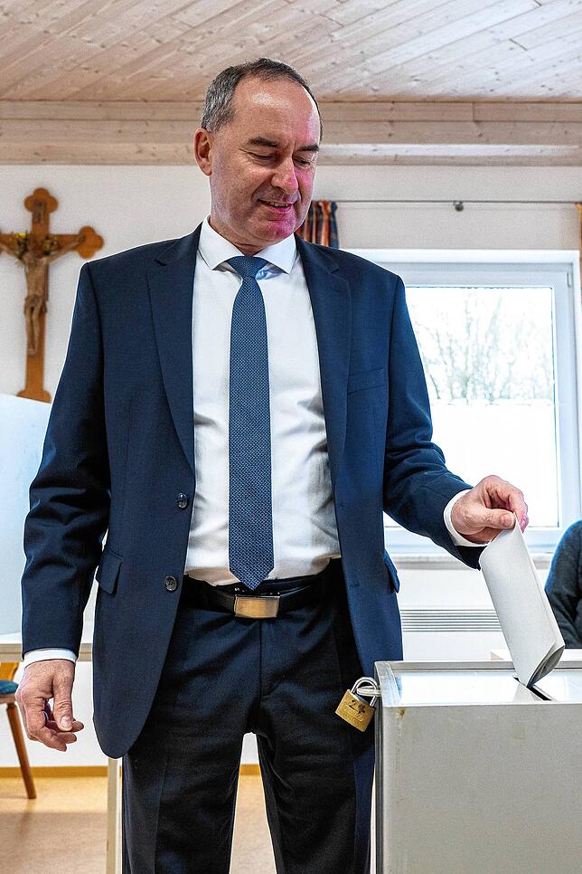 Hubert Aiwanger, Bundesvorsitzender der Freien Wähler, wirft seinen Stimmzettel für die Bundestagswahl 2025 in die Wahlurne.