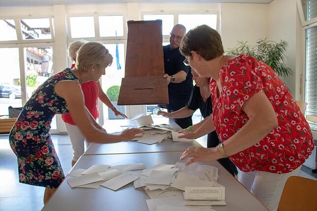 Die Wahlhelferinnen Elvira Gantner, Sonia Friedrich, Daniela Meier und Doris Isele beim Leeren der Wahlurne.