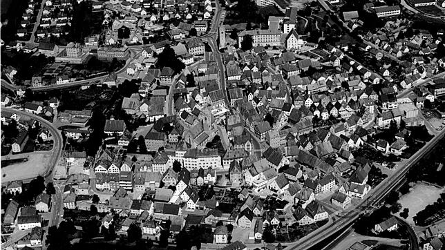Dieses Luftbild stammt aus dem Jahr 1975. Die Stadt hatte damals noch ein anderes Gesicht und die bebaute Fläche war deutlich kleiner.