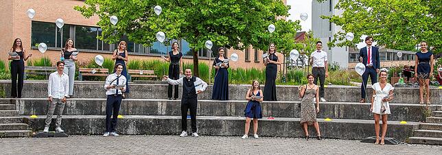 Die dritte Gruppe von Abiturienten des Allgemeinbildenden Gymnasiums von Schloss Gaienhofen bei der Abschlussfeier.