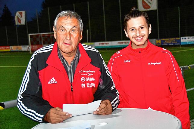 Ehrung: Bruno Müller, der Ehrenamtsbeauftragte des FC Bergalingen, zeichnet Nachwuchsspieler Emir Baysal (rechts) mit Urkunde und ...
