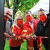 Schneiden symbolisch das Band für die neue Rettungswache im Seebad durch (von links): OB Martin Staab, die Präsidentin des DLRG ...