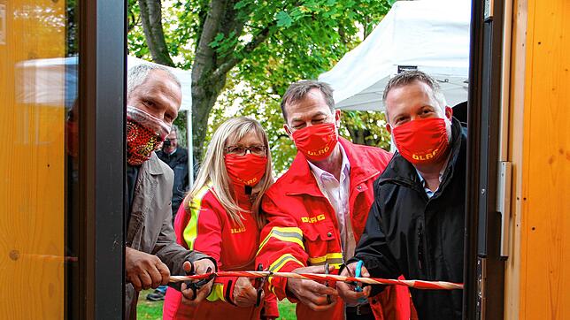 Schneiden symbolisch das Band für die neue Rettungswache im Seebad durch (von links): OB Martin Staab, die Präsidentin des DLRG ...