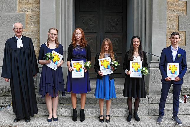 Eine weitere Gruppe von Konfirmanden vor der Melanchthonkirche, auch sie begleitet von Pfarrer Rainer Stockburger: Nevio Becker, Johanna ...
