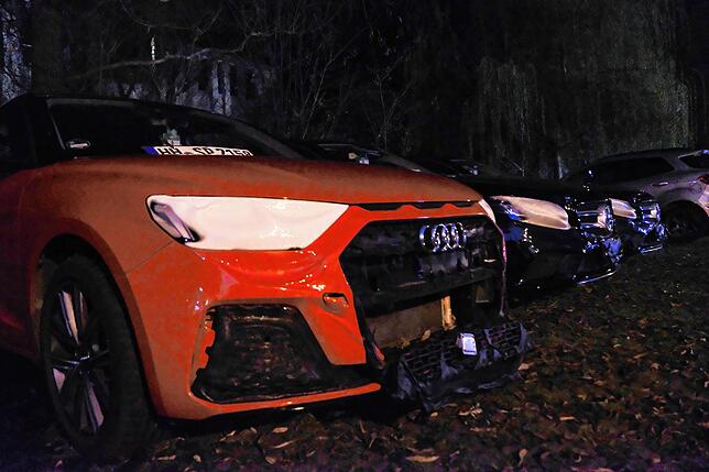 Auch die Fahrzeuge eines nahegelegenen Autovermieters wurden beschädigt.