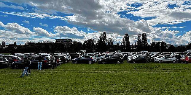 Stoßstange an Stoßstange parken die Konzert-Besucher auf dem Konstanzer Flugplatz. Von dort bringt sie ein Shuttlebus zum Bodenseestadion.
