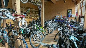 Der alte Fahrradladen samt Werkstatt platzte aus allen Nähten. Die Ausstellungsfläche im neuen Gebäude ist 500 Quadratmeter groß.