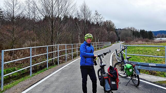 Auch am sanierten Teilabschnitt des Neckarradwegs beim Flugplatz in Schwenningen gibt es ein überdimensioniertes Geländer, damit ja kein ...