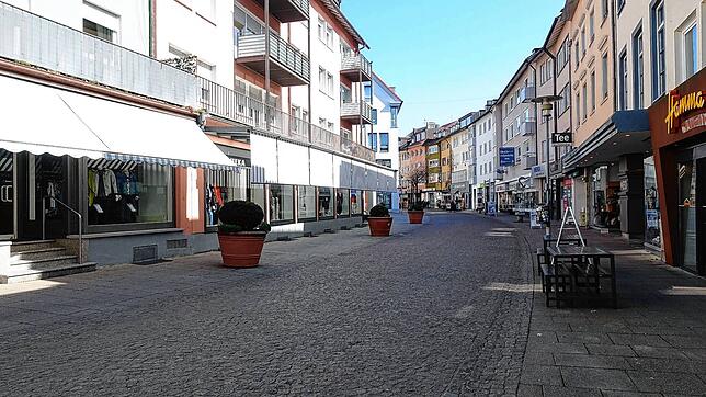 Die Innenstadt, hier die Karlstraße, wirkt wie leergefegt. Zeitweise ist kein Mensch zu sehen.