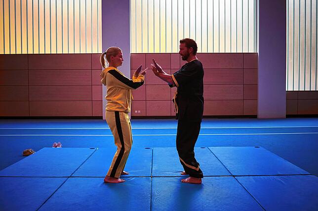Ella (Annette Frier) kommt ihrem Trainer Arndt (Oliver Stein) beim Einzeltraining näher.