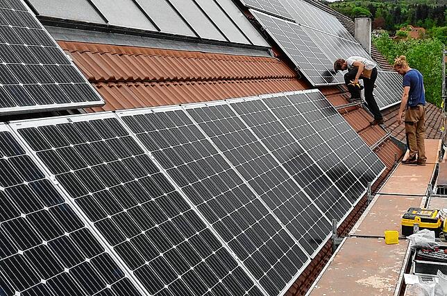 Die Installateure Wolfgang Striewe (links) und Friedemar Schreiber montieren im Mai 2017 Solarpanels für eine Photovoltaik-Anlage auf ...