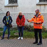Uwe Winkler (rechts), erklärt den Anwohnern, mit welchen Verkehrsbehinderungen zu rechnen ist.