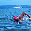 Iris Ashman auf ihrem Weg als erste Frau überhaupt von Bodman nach Bregenz – und das nur mit Badeanzug, Badekappe und Schwimmbrille. ...