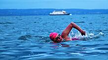 Iris Ashman auf ihrem Weg als erste Frau überhaupt von Bodman nach Bregenz – und das nur mit Badeanzug, Badekappe und Schwimmbrille. ...