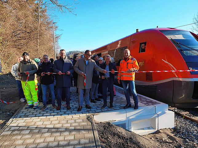 Lauter strahlende Gesichter bei der Eröffnung des Bahnhalts in Eberfingen. Von links Uwe Weicher, vom gleichnahmigen Betrieb aus ...