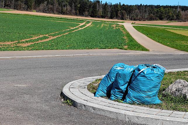 Unzählige blaue Müllsäcke wie diese stehen am Samstag in den Sammelbezirken bei der Aktion sauberer Landschaft zur Abholung bereit. Wie ...